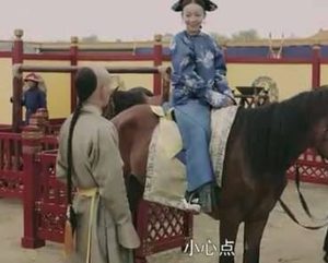 《延禧攻略》璎珞骑马被谁动了手脚？皇上不顾自己安危救璎珞