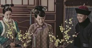 《如懿传》如懿知道自己时日不多，用自己喝的药去浇已经枯萎的绿梅