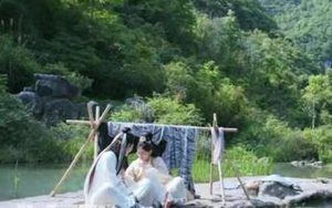 《双世宠妃2》流觞下水救小檀，曲小檀心花怒放非常开心