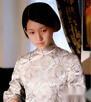 《生死黎平》横店开机：何晟铭锅盖头造型出镜卖萌