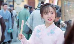 新剧《小女霓裳》和《小女花不弃》有什么关系？