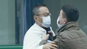 《中国医生》迎来首映，张涵予为电影硬生生摔了好多次