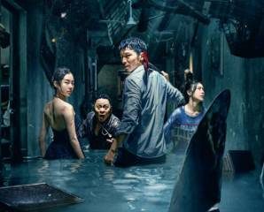 电影《鲨口逃生》什么时候上线？讲述鲨鱼与游客的生死对决