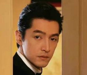 《不虚此行》胡歌饰演的是谁？监制还是曹保平