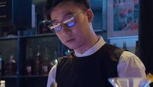 《庭外》韩彬形迹可疑，可能是在监视乔绍廷