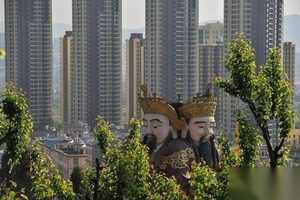 昆明四面财神像被强拆 村民对着废墟祈祷有人被气晕