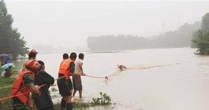 河中钓鱼被困孤岛 水位涨潮无奈救助消防员