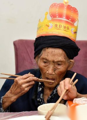 世界最长寿女性 家里68口人大部分时间在睡觉