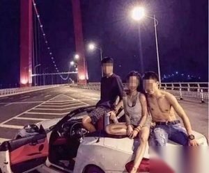 宝马车顶拍不雅照 原车主躺枪不认识事发人