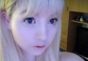 世上最白的女孩，英国白化病萝莉维纳斯·巴勒莫酷似芭比娃娃
