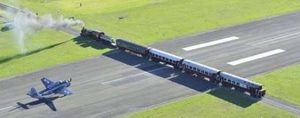 世界上最奇葩的火车，半边车厢悬空的火车