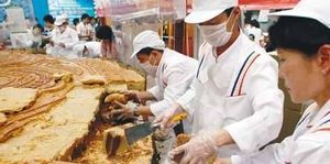 世界上最大的月饼——直径为8.15米，厚20厘米，可供11万人吃