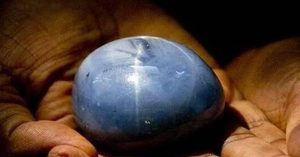 世界上最大的蓝宝石——亚当之星，重达1404.49克拉