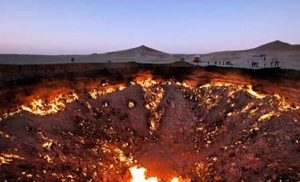 乌兹别克斯坦地狱之门 百米巨坑燃烧了40多年，至今还在燃烧