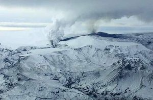 赤道火山口上的冰川：火山附近被冰雪覆盖(水火相融)