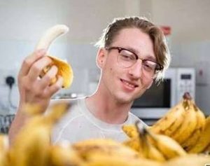 世界上最喜欢吃香蕉的人，一周能吃下一百五十多根