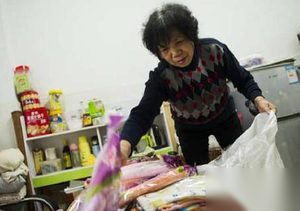东莞一老人首次摆摊 一晚收到600元假币