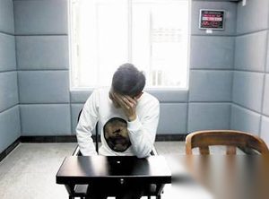 的哥醉驾被拦想逃跑醉倒在警察怀里