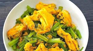 鸡蛋可以和芹菜一块吃吗？可以，但最好是清淡的吃