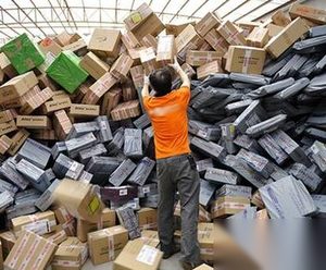 快递员为玩游戏雇人派件 挪用揽件费7万元