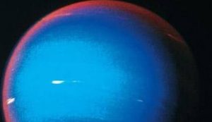 海王星是什么颜色？蓝色，因为表面甲烷吸收了太阳的红橙光