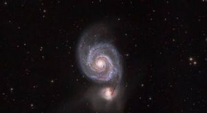 猎犬座星系和银河系哪个大？猎犬座星系大，其直径超过20万光年
