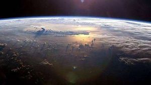 宇宙为什么是黑的？是因为人的眼睛有一定的局限性
