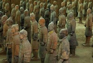 兵马俑手中有武器吗？这些武器去哪了？