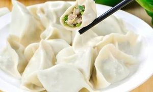 饺子在中国传统节日中扮演什么角色？历史上又有哪些记载？