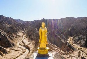 敦煌第一圣境三危山景区简介：莫高窟竟因其佛光而建