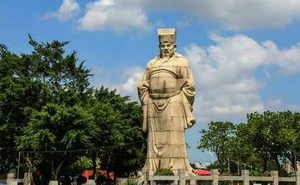 蔡襄出任福建路转运使时，修建了哪座海港大石桥？