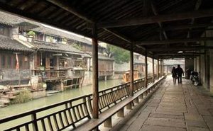 飞来椅是徽派建筑格式之一，为何又称此椅为“美人靠”？
