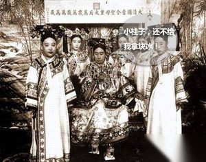 三伏天 太监递给皇帝一个“冰淇淋”而皇上要刨冰