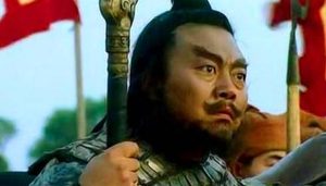 在汜水关前，为何只看到关羽出头却看不到张飞的表现？