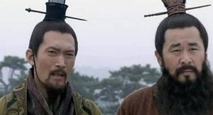 贾诩在曹操出兵江东前，曾给出过什么点评和建议？