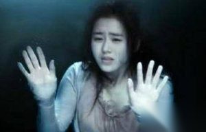 惊悚轶闻：考生黑夜墓前遇女子竟与四尸同睡