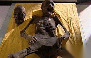300年女尸复活：棺材里竟然满是抓痕?