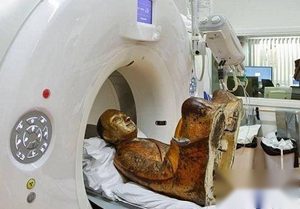 中国千年佛像内惊现打坐和尚真身 内脏已被掏空！