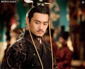 为何世人都怀疑王莽是“穿越者”？你看他妻子，穿的是什么？