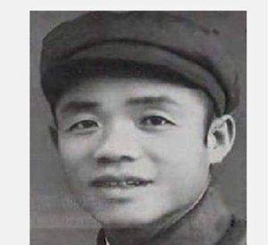 韩先楚回乡探亲，与乡亲们交谈后，拿起电话传命令。