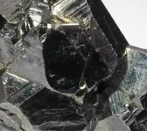 马来西亚锡储量居世界首位，主要分布在什么地方？