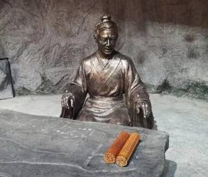 宋玉是什么人？他害死屈原的原因是什么？