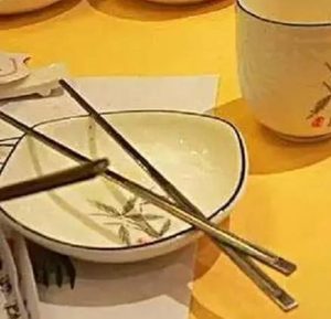 菜不摆三，筷不成五——中国传统餐桌礼仪的传承与创新