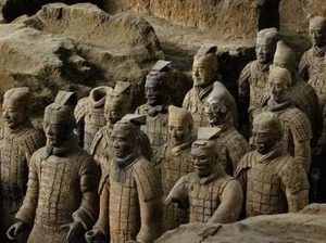 秦兵马俑之谜：士兵未戴头盔的多维解读