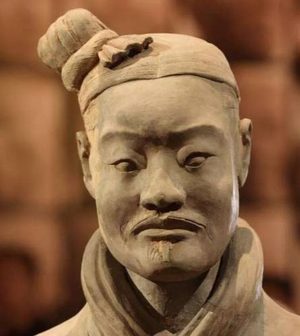 兵马俑的神秘铠甲：无头盔之谜解析