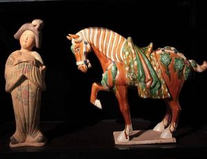 探秘唐三彩：古代陶瓷的彩色奇迹