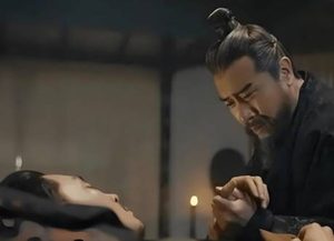郭嘉劝曹操放过刘备：权谋棋局中的深远考量