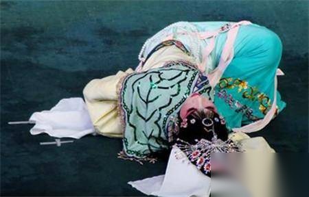 历史上谁最无耻?追美女致其跳楼不从历史图片