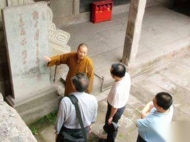一得道高僧崖前打坐突然顿悟历史图片