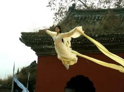 黄衫女子历史图片